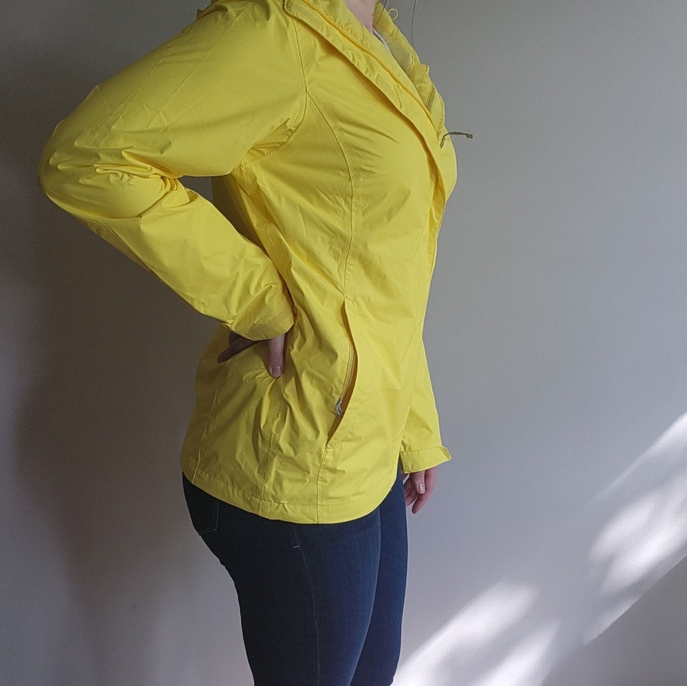 Columbia Wind/Rain Jacket in Classic Yellow - Size Small 🍒